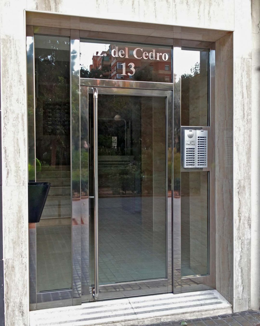 Puerta con portero automático integrado en